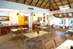 A restaurant or other place to eat at Hotel Alikar