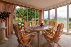 uma sala de jantar com mesa e cadeiras em Refúgio Rural - Eco Villa nas Caldas da Rainha