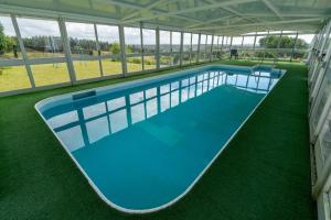בריכת השחייה שנמצאת ב-Refúgio Rural - Eco Villa או באזור