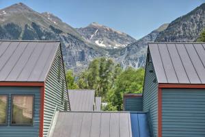 deux maisons avec des montagnes en arrière-plan dans l'établissement Bright Downtown Telluride Condo - Steps to Lift!, à Telluride