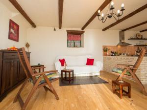 Posezení v ubytování Lovely Stone Villa with private garden and terrace + 27 fotografií