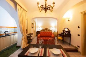 Residenza Del Duca Rooms & Apartments tesisinde bir restoran veya yemek mekanı