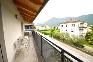 a balcony with a table and chairs and a view at Easy & Modern in Arco