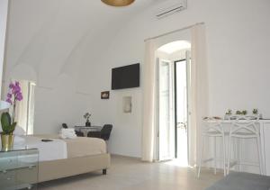 a white room with a bed and a table at Vieste Suite in Vieste