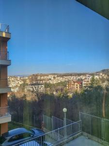 een balkon met uitzicht op de stad bij Апартамент Св. Антоний Велики Apartment St. Anthony the Great in Sandanski