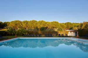 Quinta dos Machados Countryside Hotel & Spa في مافرا: مسبح بمياه زرقاء في ساحة