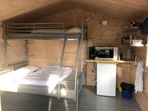 a room with two bunk beds in a cabin at Haugo utleige lodge in Vossevangen