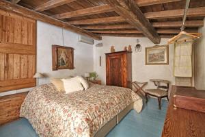 um quarto com uma cama e uma cadeira em Betta - Newly Renovated Lake-View Terrace Apartment, Peaceful and Silent Surroundings em Toscolano Maderno