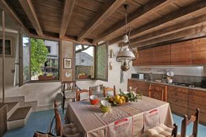 Η κουζίνα ή μικρή κουζίνα στο Betta - Newly Renovated Lake-View Terrace Apartment, Peaceful and Silent Surroundings