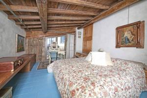- une chambre avec un grand lit et une table dans l'établissement Betta - Newly Renovated Lake-View Terrace Apartment, Peaceful and Silent Surroundings, à Toscolano Maderno