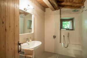 Ένα μπάνιο στο Betta - Newly Renovated Lake-View Terrace Apartment, Peaceful and Silent Surroundings