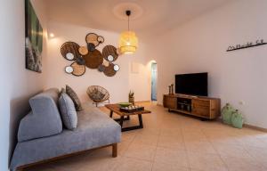 TV a/nebo společenská místnost v ubytování Milos Del Sol Apartment + 21 fotografií
