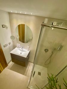 La salle de bains est pourvue d'une douche, d'un lavabo et d'un miroir. dans l'établissement CHURRUCA 2, à Vigo