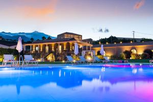 Kepos Etna Relais & Exclusive Spa tesisinde veya buraya yakın yüzme havuzu