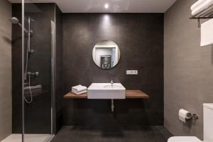 A bathroom at Hostal Pórtico