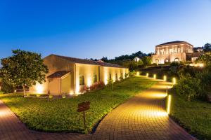 een tuin met verlichting voor een gebouw bij Kepos Etna Relais & Exclusive Spa in Santa Venerina