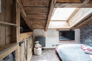 夏慕尼白朗峰的住宿－Le Cocoon de Sarah，一间卧室配有一张床和天窗