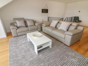 uma sala de estar com dois sofás e uma mesa de centro em Horace Mills em Keighley
