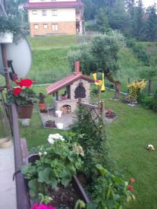 Blick auf einen Garten mit einem kleinen Haus in der Unterkunft U STASI kwatery in Piwniczna-Zdrój