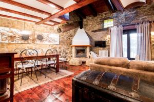 sala de estar con sofá y mesa en Casa Rural Palacio, en Linares de Mora