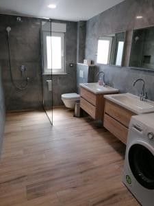 Koupelna v ubytování Apartmani Karla