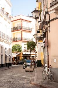 una bicicletta parcheggiata in una strada di fronte agli edifici di AlohaMundi Zaragoza III a Siviglia