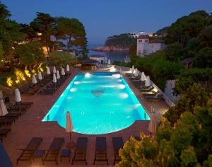 Vista de la piscina de Hotel Aigua Blava o d'una piscina que hi ha a prop