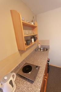 A kitchen or kitchenette at LEVIAL Rooms