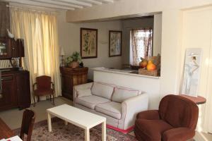 - un salon avec un canapé et une table dans l'établissement A la Ferme de la Joie - Chambres d'Hôtes, à Chevannes