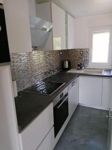 Kuchyň nebo kuchyňský kout v ubytování Apartmani Karla