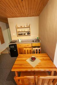 A kitchen or kitchenette at LEVIAL Rooms