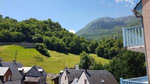 uitzicht op een dorp met een berg op de achtergrond bij appart luz in Luz-Saint-Sauveur