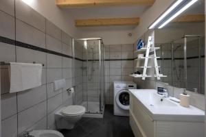 リーヴァ・デル・ガルダにあるAppartamenti Rivanticaのバスルーム(洗面台、洗濯機付)