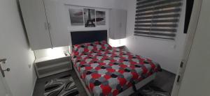 1 dormitorio pequeño con 1 cama en una habitación en Adrijana 1 Apartmani, en Vrnjačka Banja