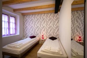 2 camas en una habitación con cortina en Appartamenti Rivantica, en Riva del Garda