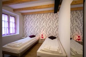 リーヴァ・デル・ガルダにあるAppartamenti Rivanticaのカーテン付きの部屋のベッド2台