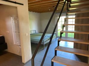 a room with a bunk bed and a staircase at De Kasseihoeve in Kalken