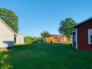 a yard with a shed and a house at Treimani Country House in Treimani