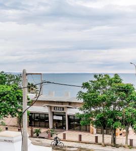 ein Gebäude mit dem Ozean im Hintergrund in der Unterkunft B12 new & modern seafront apartment in Alexandroupoli