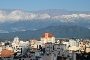 vistas a una ciudad con montañas en el fondo en Alejandro 1º Hotel en Salta