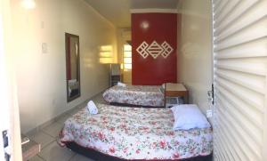Habitación con 2 camas en una habitación en HOTEL ALAMEDA, en Várzea Grande