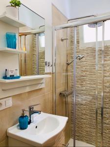 a bathroom with a sink and a shower at Cómodo apartamento en el corazón dé Tenerife in Las Lagunas