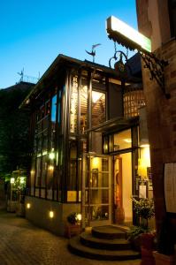 a building with a lot of windows on a street at Altstadthotel Baunachshof in Wertheim