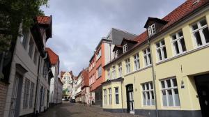 an empty street in a city with buildings at Kapitainskoje direkt am Hafen Flensburgs in Flensburg