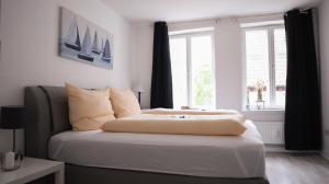 um quarto com uma cama e uma janela em Kapitainskoje direkt am Hafen Flensburgs em Flensburg