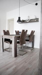 a dining room with a table and chairs at Kapitainskoje direkt am Hafen Flensburgs in Flensburg +17 photos