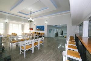 uma sala de jantar com mesa e cadeiras em Ifestos Hotel em Myrina
