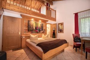 a bedroom with a large bed in a room at Hotel-Gasthof Im Wiesengrund in Bad Hindelang