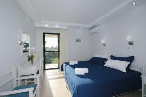 Cama ou camas em um quarto em Ifestos Hotel