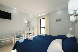 Cama ou camas em um quarto em Ifestos Hotel